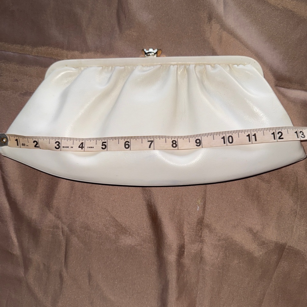 Vintage White Leather Clutch Metal Chain & Frame Red Leather Interior Retro Chic - Picture 7 of 13